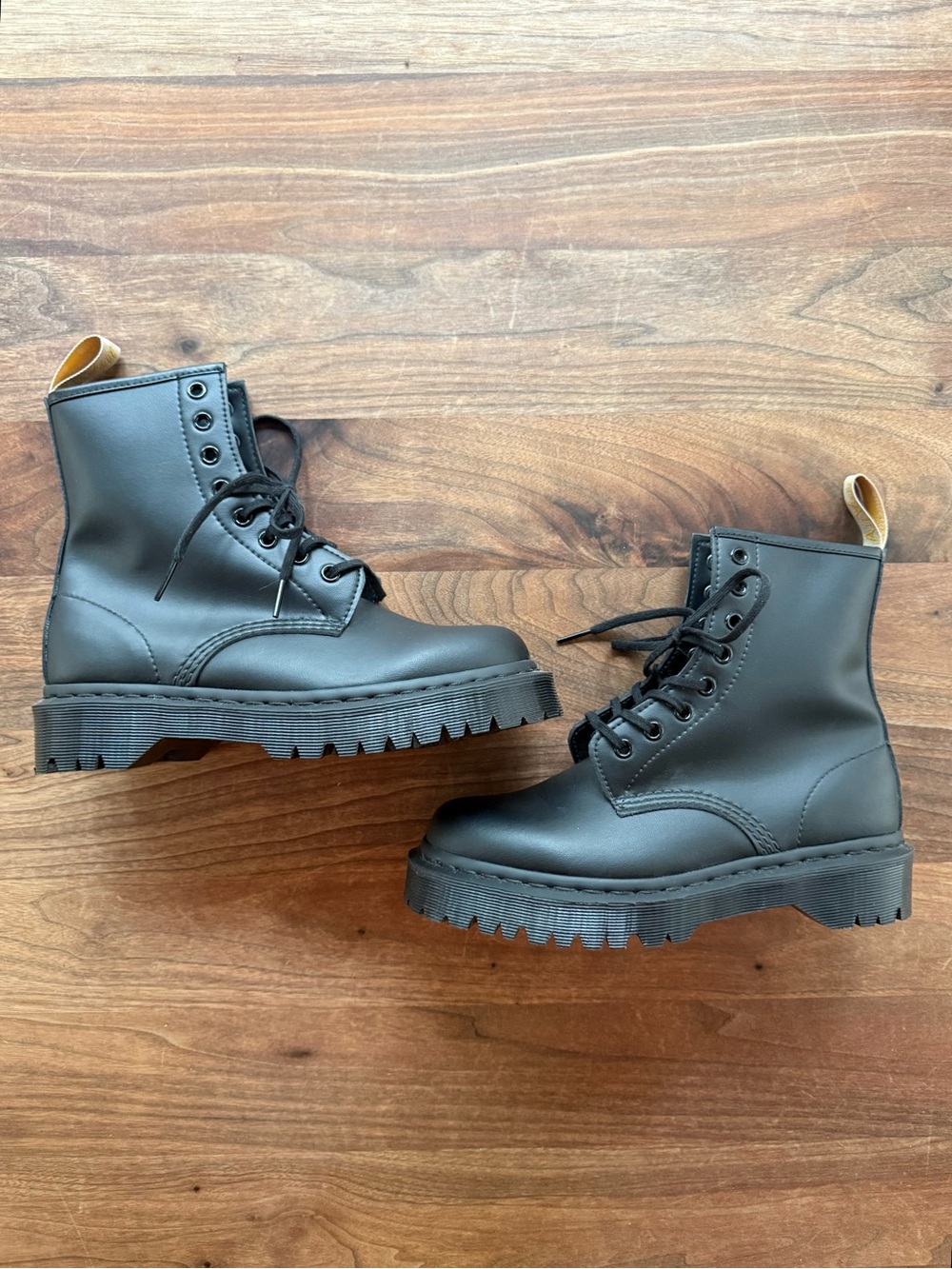 Dr. Martens Mono Vegan Leather Boots 27032 Lace Up US Size 7 Women,  Size 6 Men